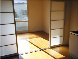 キッチンからリビングに向けて撮影しました。南向きベランダです。