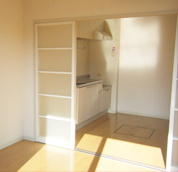 リビングからキッチンに向けて撮影しました。真冬の１１時ぐらいに撮影しました。光がとてもきれいに差し込みます。