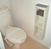 トイレです。ちょっとした収納もあって便利です。